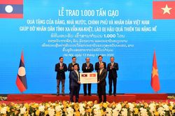 'Hạt gạo cắn đôi, cọng rau bẻ nửa', Việt Nam tặng Lào 1.000 tấn gạo