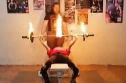 Tài nghệ nâng thanh tạ đang cháy của bé gái 12 tuổi khiến người xem nổi da gà