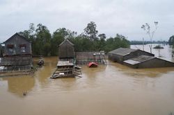 Lật thuyền khi ra vùng nước lũ đánh cá, bé trai 12 tuổi cùng người chú đuối nước thương tâm