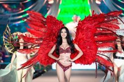 Tiểu Vy catwalk với bikini đẹp mỹ mãn, đôi chân 'dài vô cực' khi lên ảnh, camera thường cũng xuất sắc