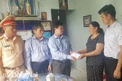Thăm và tặng quà 5 gia đình nạn nhân tai nạn giao thông