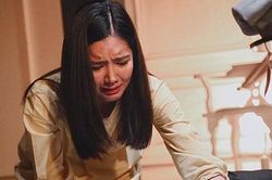 Chồng đi công tác, nửa đêm nghe tiếng gõ cửa dồn dập nên tôi sợ hãi cầm sẵn thanh gỗ, để rồi phải rụng rời khi nhìn rõ người đàn ông tả tơi ngoài cửa