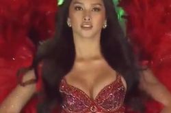 Sau khi bị soi body lộ cả loạt khuyết điểm, Tiểu Vy diện bikini khoe dáng trong đêm thi Hoa hậu Việt Nam 2020, khuôn ngực 'đồ sộ' gây chú ý