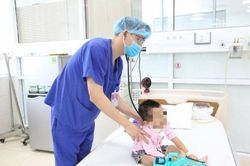 Bé trai mắc tay chân miệng độ 4, tổn thương não nặng thoát chết