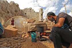 Cảnh tha hương của người Syria khi lánh nạn trong các khu di tích cổ