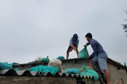 Người dân vùng tâm bão số 13 khẩn trương giằng chống nhà cửa, sơ tán đến nơi an toàn
