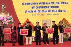 Phó Chủ tịch – Tổng Thư ký Hầu A Lềnh tặng quà đồng bào đất quế