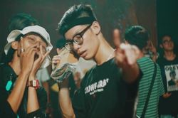 MCK phát ngôn dung tục và chuyện nghệ sĩ cố dọn sạch trang cá nhân
