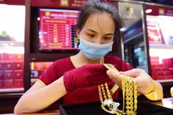 Thận trọng trước biến động của giá vàng