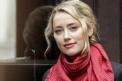 Mỹ nhân Amber Heard 'cứng rắn' trước búa rìu dư luận