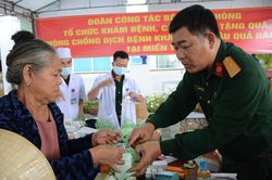 Những ánh sao trong mưa lũ lịch sử miền Trung:'Lo cho dân như lo cho chính mình'
