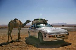 Phượt 'xuyên lục địa' từ Anh Quốc đến Châu Phi với Porsche 944