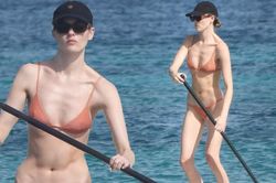 Mặc bikini siêu bé, siêu mẫu Victoria's Secret gây tranh cãi với thân hình 'trơ xương'