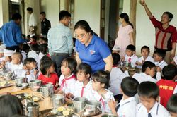 Người phụ nữ ung thư làm 'chị nuôi' của hàng nghìn trẻ vùng cao