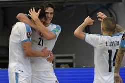 Cavani và Suarez lập công, Uruguay đè bẹp Colombia
