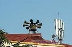 Bật còi báo động âm thanh lạ, quân đội phát thông báo trấn an người dân