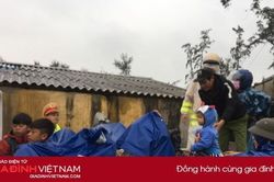 Công an, bộ đội 'căng mình' cùng dân chống bão số 13