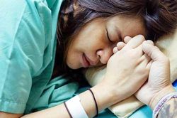 Bác sĩ sản chết đứng khi thấy cha đứa bé vừa đỡ đẻ là... chồng mình
