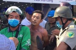 Tẩm xăng lao vào cướp ngân hàng nhưng bất thành, người đàn ông châm lửa tự thiêu