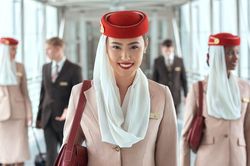 Lý do tiếp viên hàng không luôn tô son đỏ, bạn sẽ bất ngờ khi biết ý nghĩa đằng sau