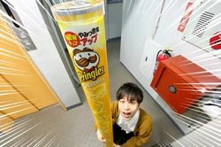Pringles Nhật Bản ra mắt hộp khoai tây cao như người lớn