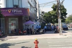 Thanh niên tẩm xăng xông vào ngân hàng TPBank ở Sài Gòn cướp tiền, bị bỏng nặng
