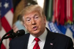 Ông Donald Trump tuyên bố sẽ có vaccine COVID-19 vào tháng 4 năm sau