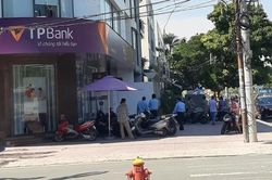 Thanh niên xông vào ngân hàng dọa phóng hỏa để cướp tiền bị bỏng nặng