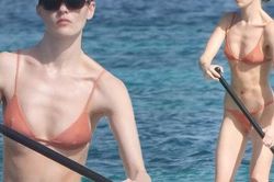 Mặc bikini siêu bé, siêu mẫu Victoria's Secret gây tranh cãi với thân hình 'trơ xương'