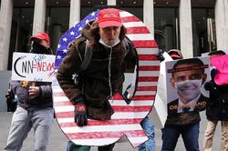Tôn thờ Tổng thống Trump, nhóm cực hữu QAnon ngỡ ngàng sau thất bại