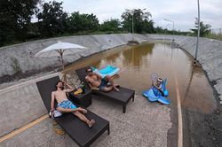 Người Thái tắm nắng ở hầm vượt ngập nước để kêu gọi sự chú ý