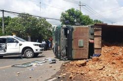 Tai nạn giao thông mới nhất hôm nay 15/11: Xe đầu kéo cuốn xe máy vào gầm, 2 người tử vong tại chỗ