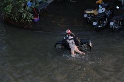 TP Hồ Chí Minh: Người dân vất vả vì triều cường đạt đỉnh hơn 1,7m