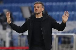 Luis Enrique gây sốc khi không biết Thụy Sĩ đá thiếu người trước Tây Ban Nha