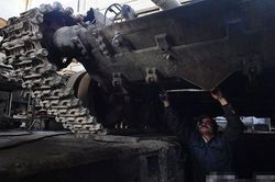 Đột nhập 'thế giới không ngủ' ở nơi sản xuất trang bị Quân đội Syria