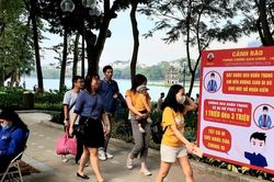 Bất chấp quy định, nhiều người không đeo khẩu trang ở phố đi bộ