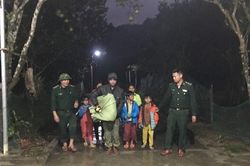 Vận động, di dời hàng trăm hộ dân tránh trú bão số 13 ngay trong đêm