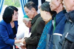 Phó Chủ tịch nước trao gần 3 tỷ đồng hỗ trợ nhân dân Nghệ An khắc phục thiệt hại do mưa lũ