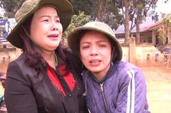 Khóc những trang vở bị lũ cuốn trôi