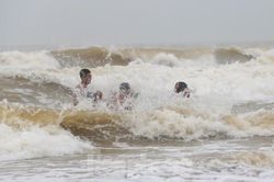 Biển động sóng cao phủ đầu, người dân Đà Nẵng vẫn liều mình tắm biển sau bão