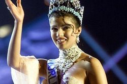 Hoa hậu Thế giới 2000 lần đầu kể về sự cố trang phục trong đêm chung kết 20 năm trước