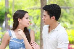 Trong ngày cưới, chồng cũ bế đứa con đang sốt hầm hập đến khiến cô dâu bỏ cả chú rể để chạy theo