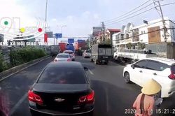 Clip: Nam thanh niên tông trúng người phụ nữ bán vé số trên quốc lộ rồi bỏ chạy