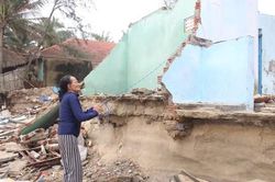 Sóng lớn do bão đánh sập một số nhà hàng, quán ăn ở Hội An