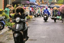 Hà Nội mưa Đông rét mướt sau một đêm trở gió, người dân trùm áo mưa co ro ra đường ngày cuối tuần