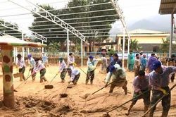 Bùn non ngập sâu 1 m, thầy cô dọn hơn nửa tháng