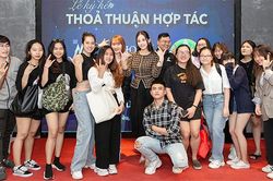 Lê Âu Ngân Anh thân thiết với các học trò