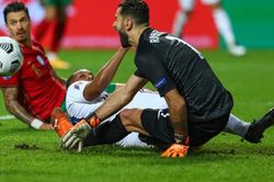 Martial vô tình khiến Patricio dính chấn thương 'nhạy cảm'