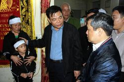 Cán bộ xã vì dân quên mình