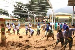 Sau một tháng trường ngập sâu trong bùn đất, học sinh xã Hướng Việt đi học trở lại